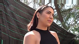Latina tiener gelokt met orale seks en van achteren