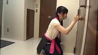 兴奋的日本少女用荣耀洞进行实验。
