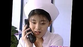 Japońska pielęgniarka oddaje się dzikiemu, ostremu seksowi na sali operacyjnej.