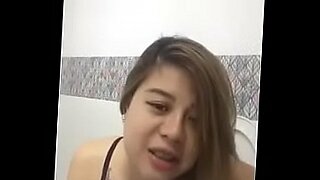 Cô gái Filipina cong vút khám phá tình dục của mình trong video nóng bỏng