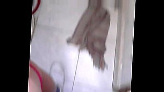 ニタ・マリーの誘惑的な裸体が露骨なビデオに捉えられている。