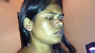Una sensuale bellezza bengalese mostra il suo lato sensuale in un video hot.