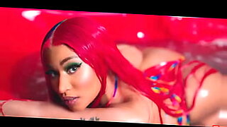 Nicki Minaj ดื่มด่ํากับโลกแห่ง XXX ที่ดุร้าย เร้าอารมณ์ และชัดเจน
