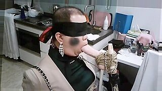 アジアのオフィスレディが、屈辱的なディープスロートのために縛られ、口枷をされる。