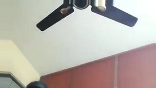 La beauté tamoule brune se déshabille devant sa webcam
