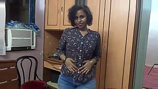 Eine süße Mumbai spielt in einem heißen Lesben-Video mit anderen Schönheiten mit.