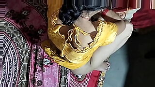 Una belleza india habla sucio durante un sexo hardcore
