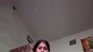 Piersiata indyjska panna pokazuje swoje sterczące sutki w zniewalającym filmie selfie.