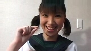 一个戴着马尾辫的日本可爱女孩探索她多汁的操场。