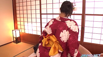 MILF Nhật Bản Maki Mizusawa thực hiện một màn blowjob đam mê ở cự ly gần.