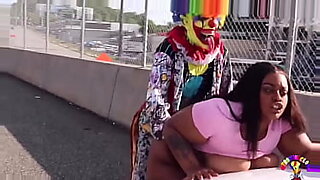 Un video virale con una ragazza vestita di verde presenta un trio lesbo kinky con giochi BDSM bollenti.