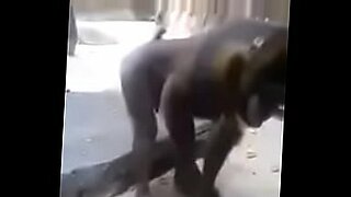 Chicas sexys de mono hacen un espectáculo.
