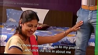 Le bain sensuel d'une fille tamoule est capturé dans un MMS intime.