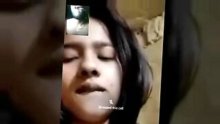 Une brune excitée montre ses gros seins sur webcam.