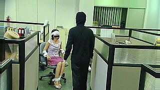 Uma garota asiática amarrada no escritório engasga e se contorce.