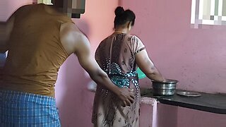 La séduction de la tante Desi dans la cuisine mène à du sexe chaud