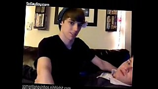 Jovem gay se apresenta na webcam.