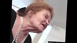 Femme âgée montre hardiment ses atouts