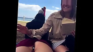 Dwie dziewczyny bawią się lesbijkami na plaży.