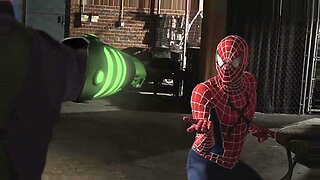 Une MILF sexy donne à Spiderman une fellation époustouflante.
