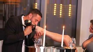La sensuale Peta Jensen seduce con una romantica cena a lume di candela.