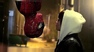 Une femme à la peau foncée fait une fellation passionnée à Spiderman en plein air.