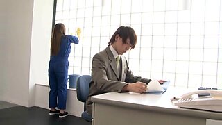 Dona de escritório japonesa dá uma punheta habilidosa