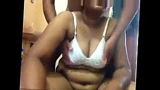 性感的Chindo脱衣露出她惊人的乳房。