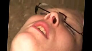 Una MILF holandesa con gafas se vuelve loca en un encuentro hardcore duro.