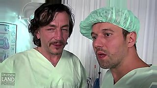 एक कामुक जर्मन डॉक्टर एक सेक्सी नर्स की जांच करता है।