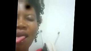 Una periodista porno congoleña explora su experiencia práctica en un video caliente.