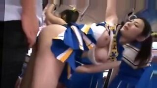 Japońska cheerleaderka otrzymuje duże wytryski po dzikiej sesji seksu.