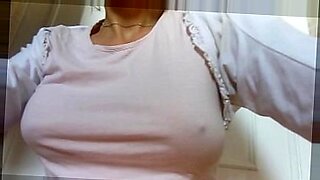 Show seductor de striptease de la madrastra en una camiseta transparente
