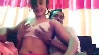 Sexy Brünette neckt mit großen Titten vor der Webcam