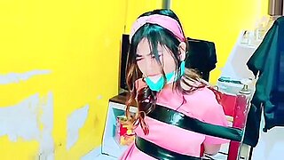 Δεμένη και φιμωμένη Ασιάτισσα υποτάσσεται στην πρόκληση του deepthroat