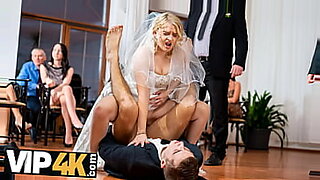 Eine Braut betrügt ihren Verlobten während ihrer Hochzeitszeremonie mit einem Fremden.