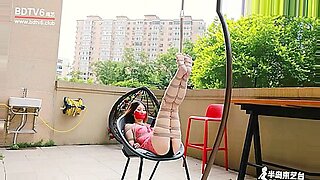 Una sensual chica asiática está atada en un bondage Shibari al aire libre.