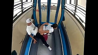 Seks anal yang intens di kereta gantung umum.