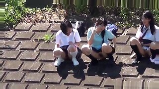 아시아 십대들이 관음적인 소변 놀이에 참여합니다