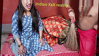 Eine indische heilige Frau hat eine erotische Begegnung mit einer verführerischen Tänzerin.