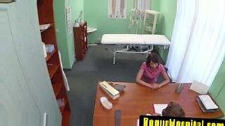 Μια νοσοκόμα κάνει μια οικεία εξέταση σε έναν ασθενή, οδηγώντας σε μια παθιασμένη συνάντηση.