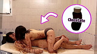 Un couple indonésien explore le BDSM avec un jeu de couches.