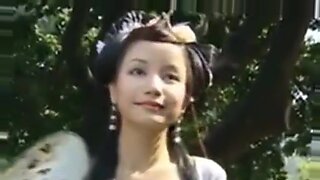 สาวสวยจีนเดินเล่นในสวนวินเทจ