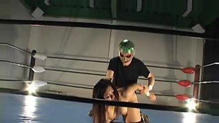 Piersiata Jap dostaje ostre traktowanie na ringu, intensywny seks.