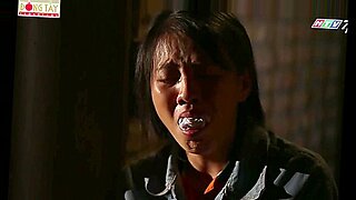 Vietnamese meid kokhalst en deepthroat brutaal