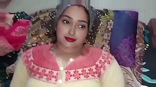 Madhuri Bhabhi的继妹有一场火辣亲密的体验。