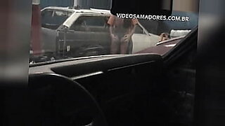 印度美女在热车里享受性爱。
