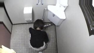 Eine asiatische Amateurin benutzt eine öffentliche Toilette, versteckte Kamera erfasst alles.