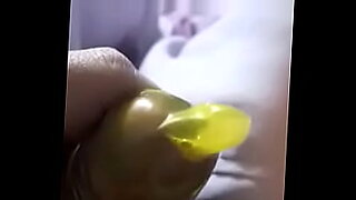 Experimente o preservativo de morango em uma cena quente.