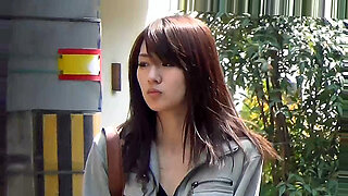 Azjatycka nastoletnia dziewczyna cieszy się solową przygodą sikania na zewnątrz.